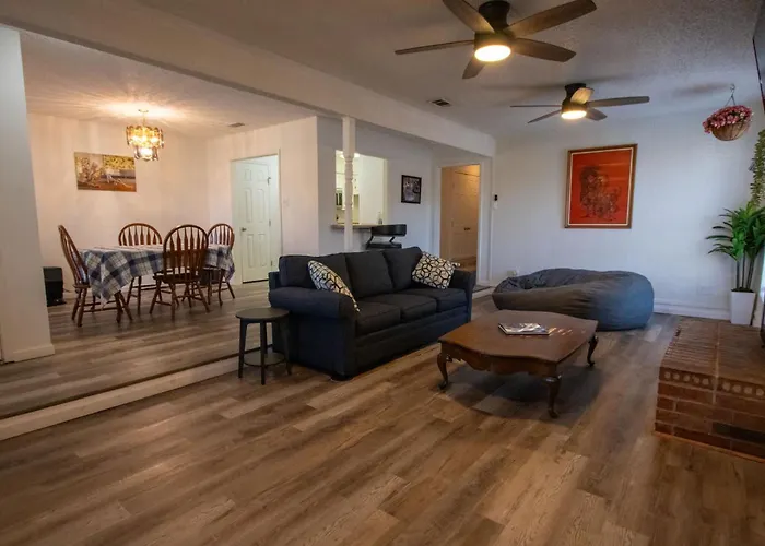 Spacious For 12 - Worth Holiday home
